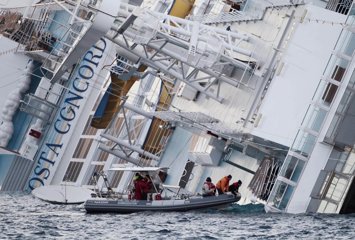 Costa Concordia gick på grund fredagen den 13:e Costa Concordia gick på grund fredagen den 13:e