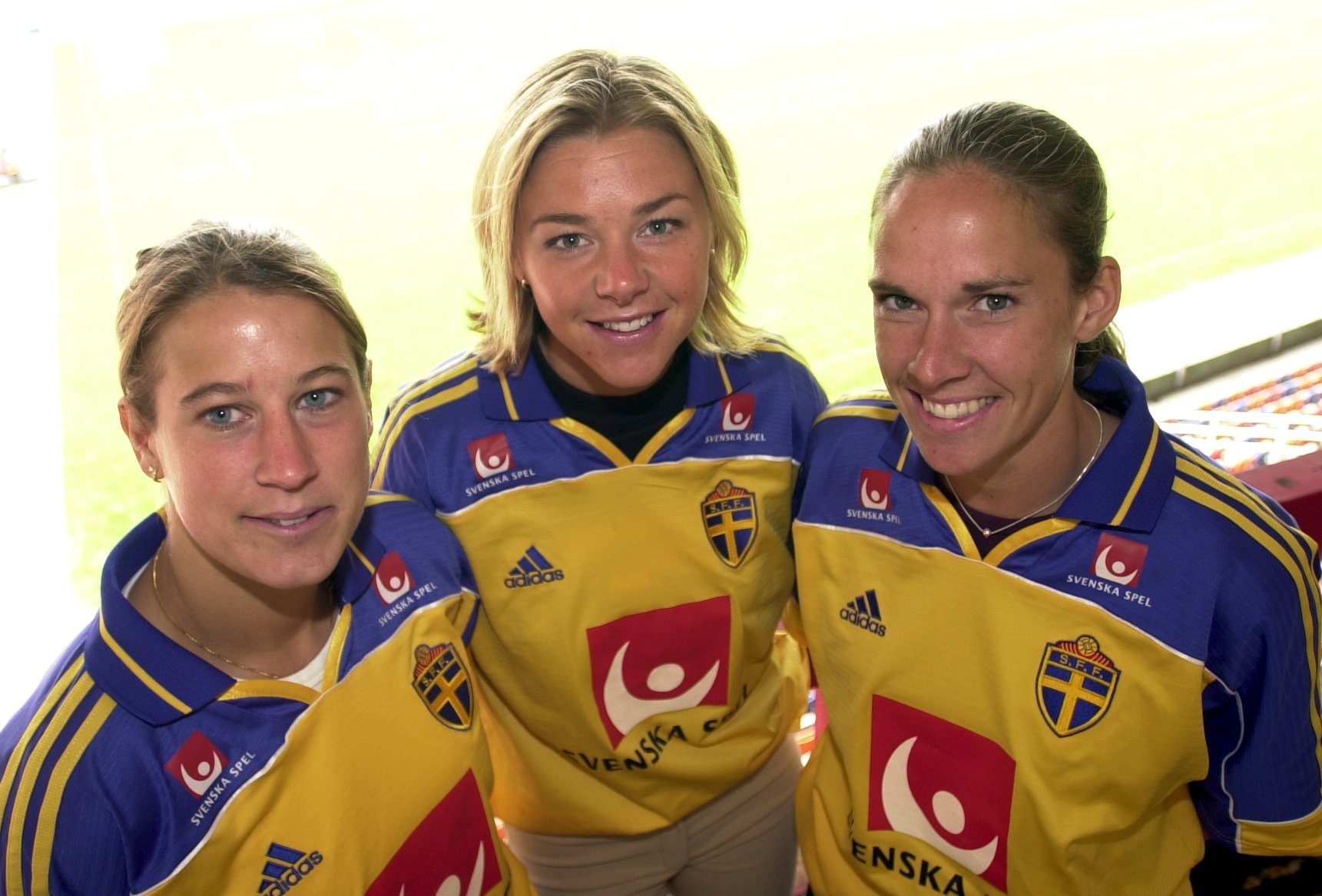 Snacka om att åren flyger förbi. År 2001 presenterar dåvarande förbundskapten Marika Domansky Lyfors  upp sina tre nykomlingar i truppen. Från vänster: Elin Flyborg, Tina Nordlund och Linda Fagerström. I bakgrunden syns Råsundas gräsmatta.
