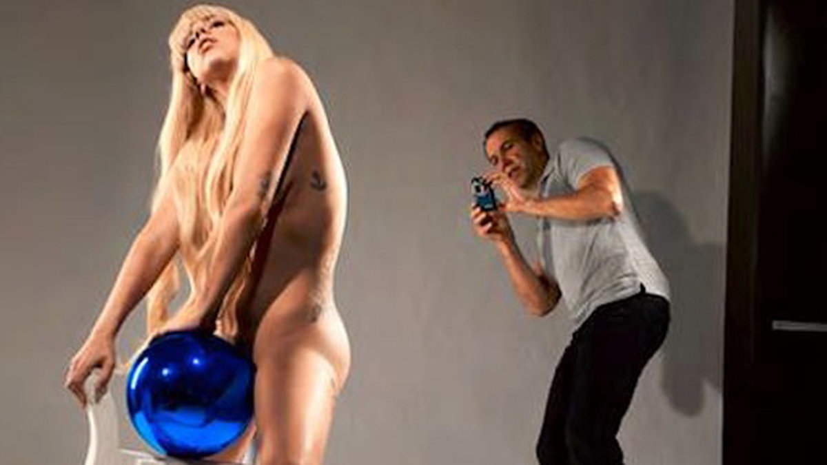 Lady Gaga intar en pose framför Jeff Koons. 