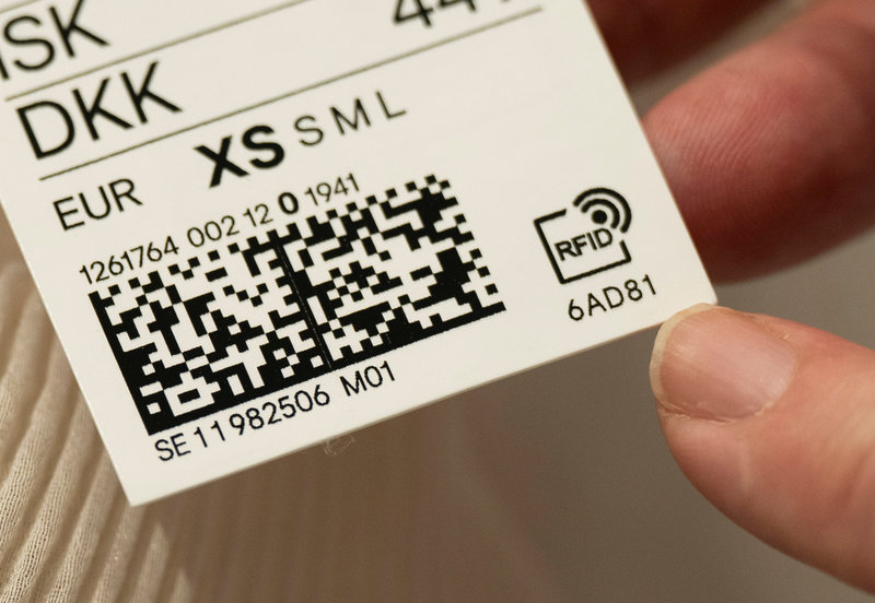Så kallad RFID-teknik gör att varje plagg i butiken kan lokaliseras av medarbetare inom en radie av 1–1,5 meter. 'Personalen får tekniska hjälpmedel och detta underlättar deras jobb när de ska svara på frågor från kunder', säger Camilla Henriksson.