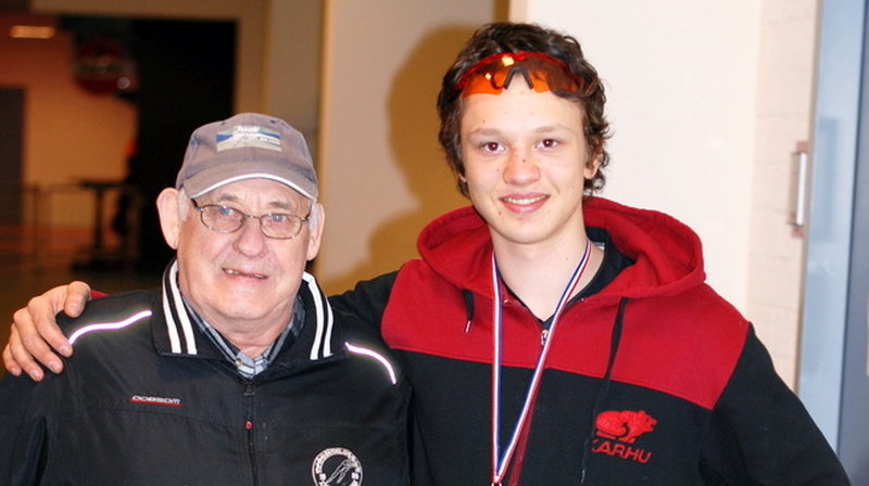 Nils van der Poel har som 16-åring kommit tvåa i Viking Race över 3 000 meter. Här tillsammans med sin tränare Bengt Olofsson. Året är 2013.