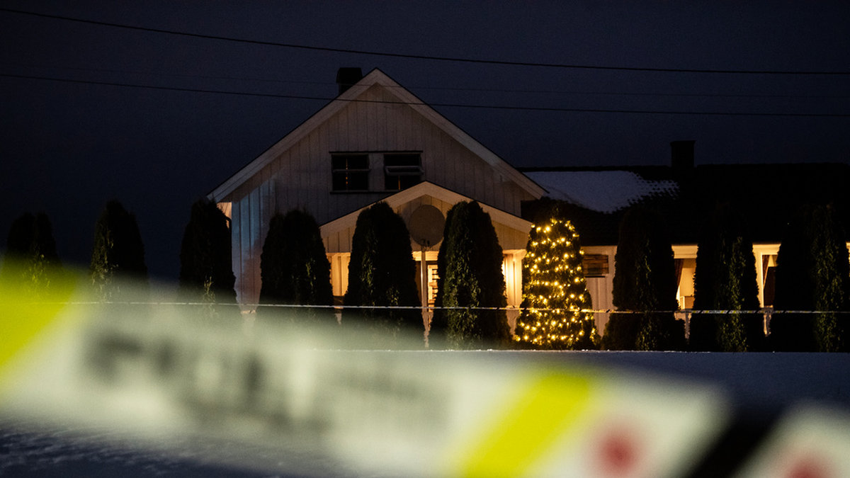 Fyra personer – ett barn, två kvinnor och en man – hittades döda i ett hus i norska Nes, öster om Gardermoen.