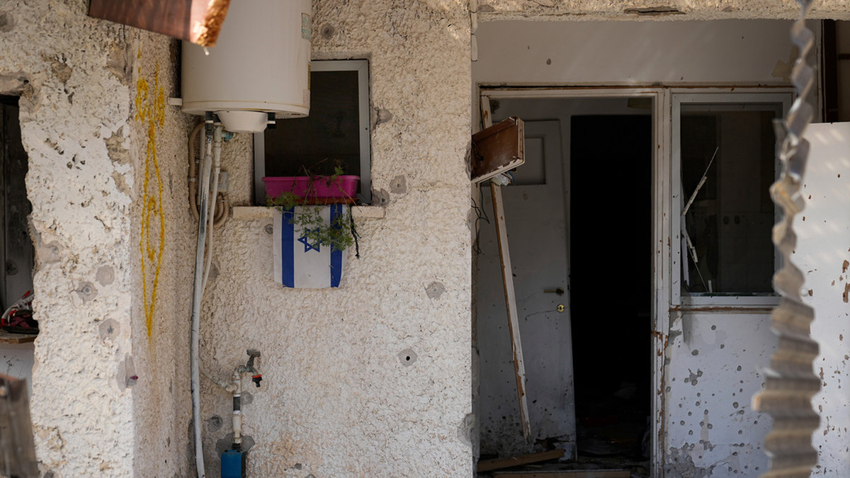 Ett förstört hus på den israeliska kibbutzen Kfar Azza, ett av många ställen där Hamas gick till attack och tog gisslan. Arkivbild.