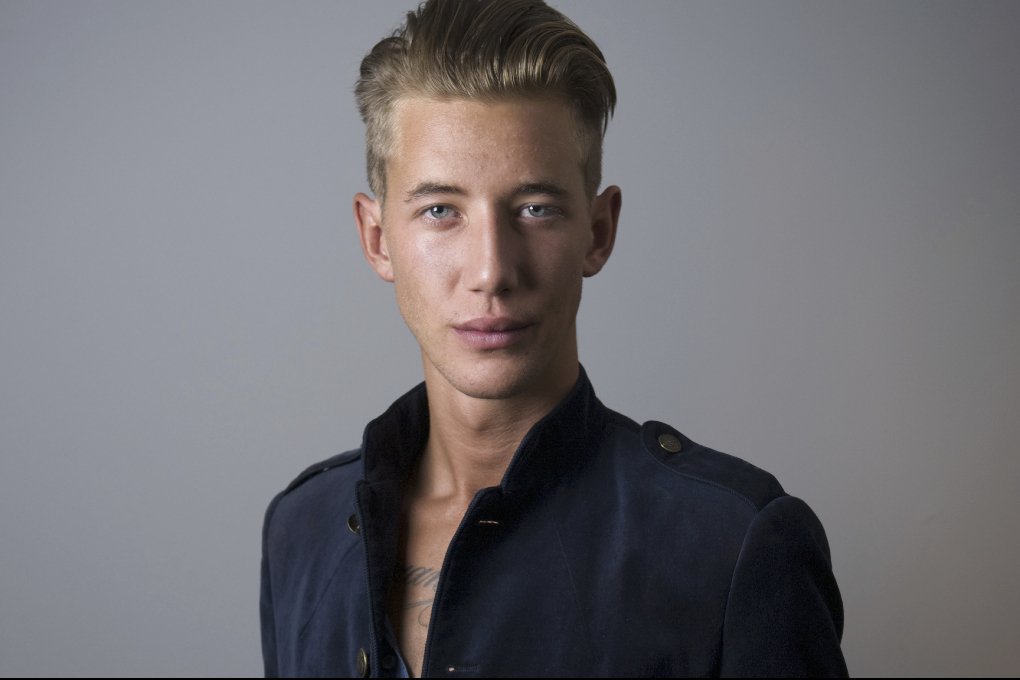 "Paradise Hotel"-Cimon har den där mystiska Carl von Linné-looken. Men frågan är om någon vet vem han är 2013. "Paradise Hotel"-Cimon har den där mystiska Carl von Linné-looken. Men frågan är om någon vet vem han är 2013.