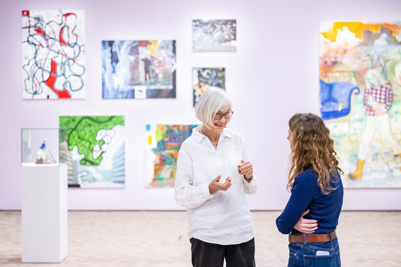 Gittan Jönsson i samspråk med konstnärskollegan Helena Olsson, vars verk "Tristvälling och tröstvälling" också visas på Helsingborgs konsthall.