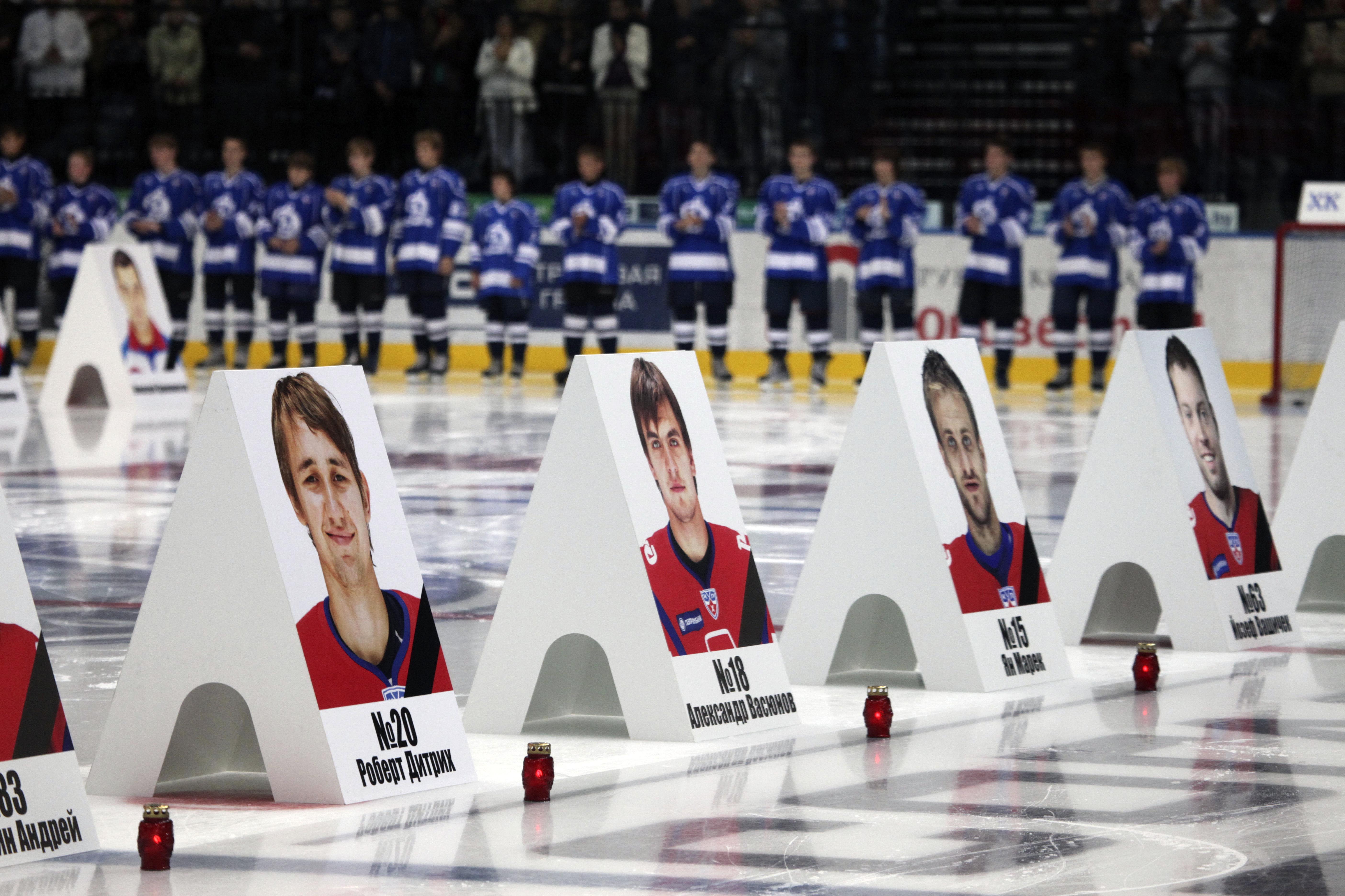 Porträtt av Lokomotivs omkomna spelare ställdes upp på isen i Minsk-Arena.
