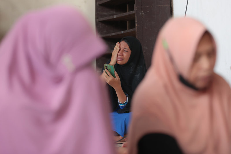 En kvinna gråter i närheten av den kollapsade skolan i Sidoarjo på onsdagen.