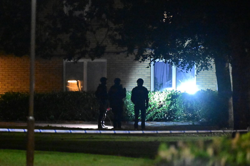 Polisen larmades av boende som hört en hög smäll.