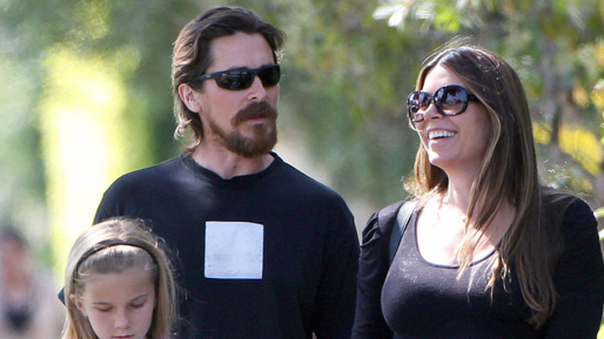 Christian Bale och hans gravida hustru Sibi Blazic är ute och traskar i Santa Monica med sin dotter Emmeline.