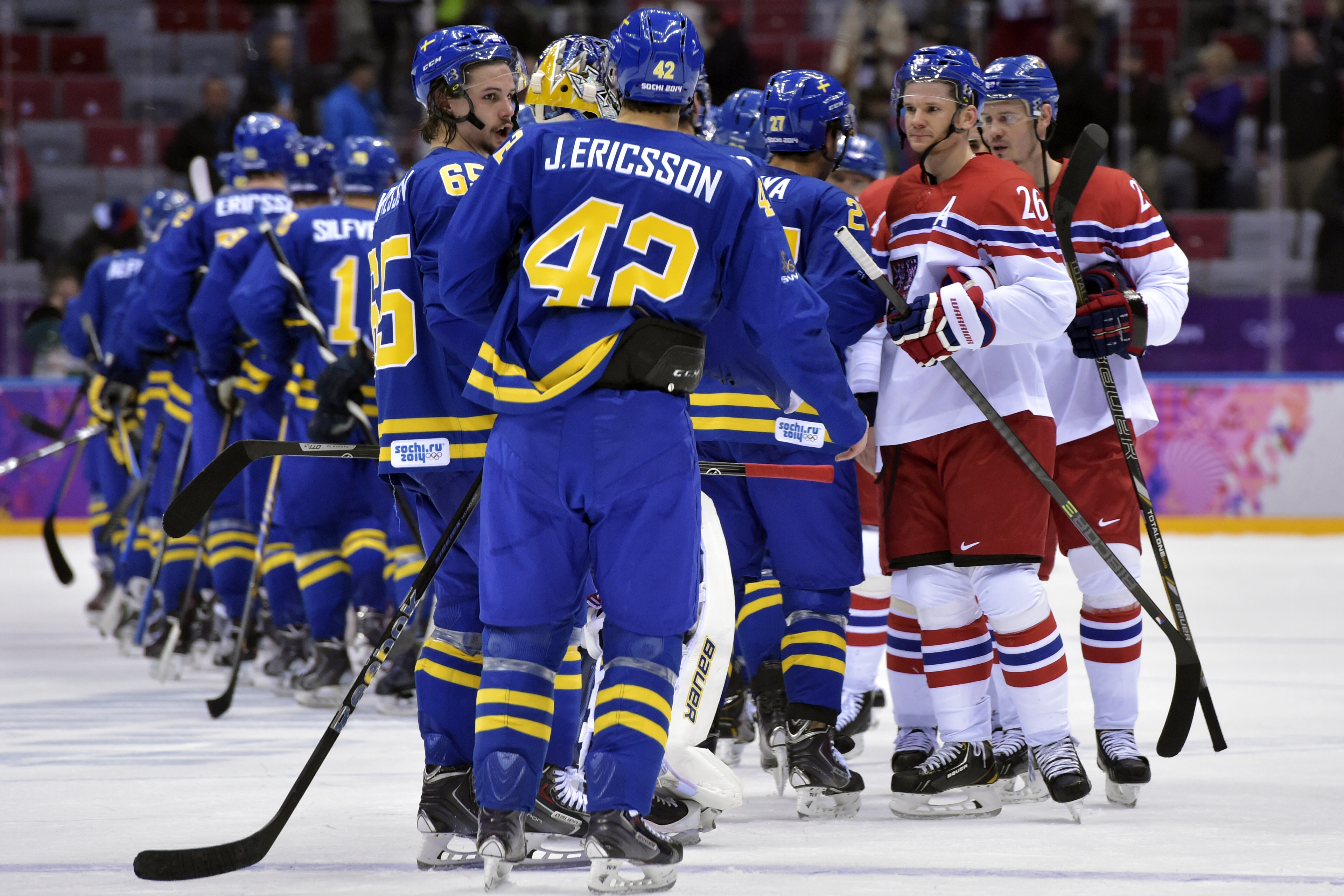 Spelarna tackar varandra efter ishockeymatchen. Spelarna tackar varandra efter ishockeymatchen.