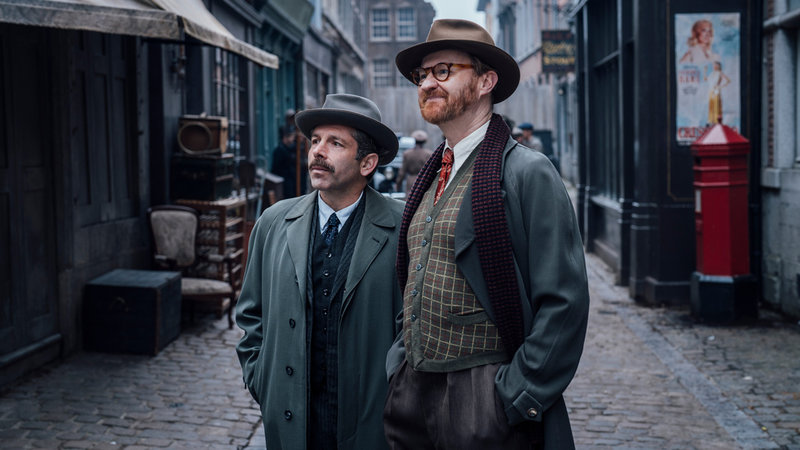 Elliot Levey och Mark Gatiss i "Mister Books mysterier". 