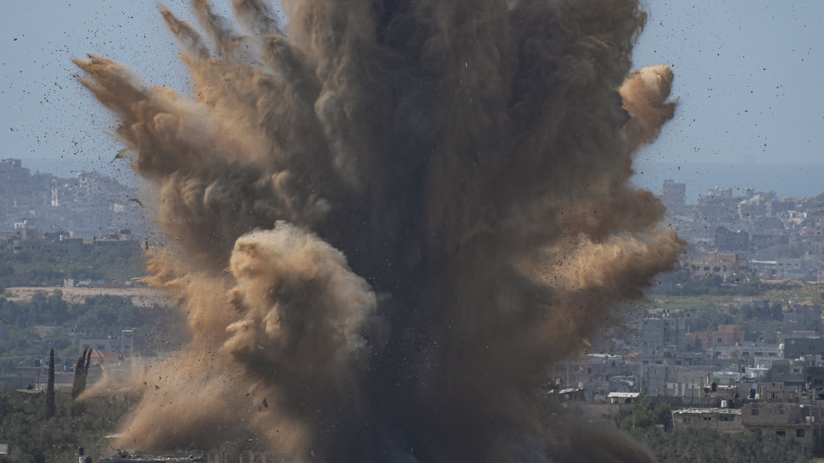 En explosion i Gaza på onsdagen, fotograferad från södra Israel.