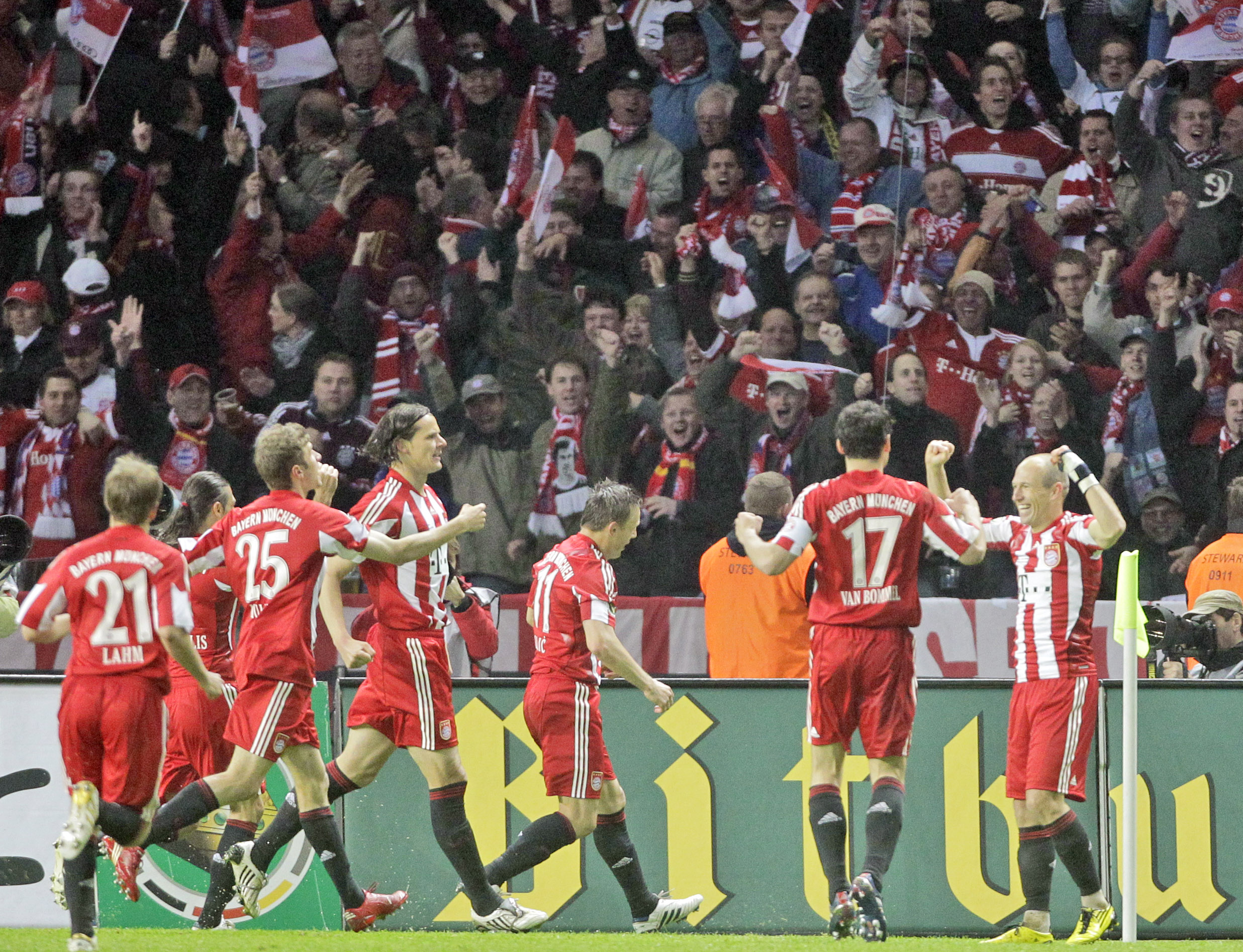 Bayern-spelarna firar.