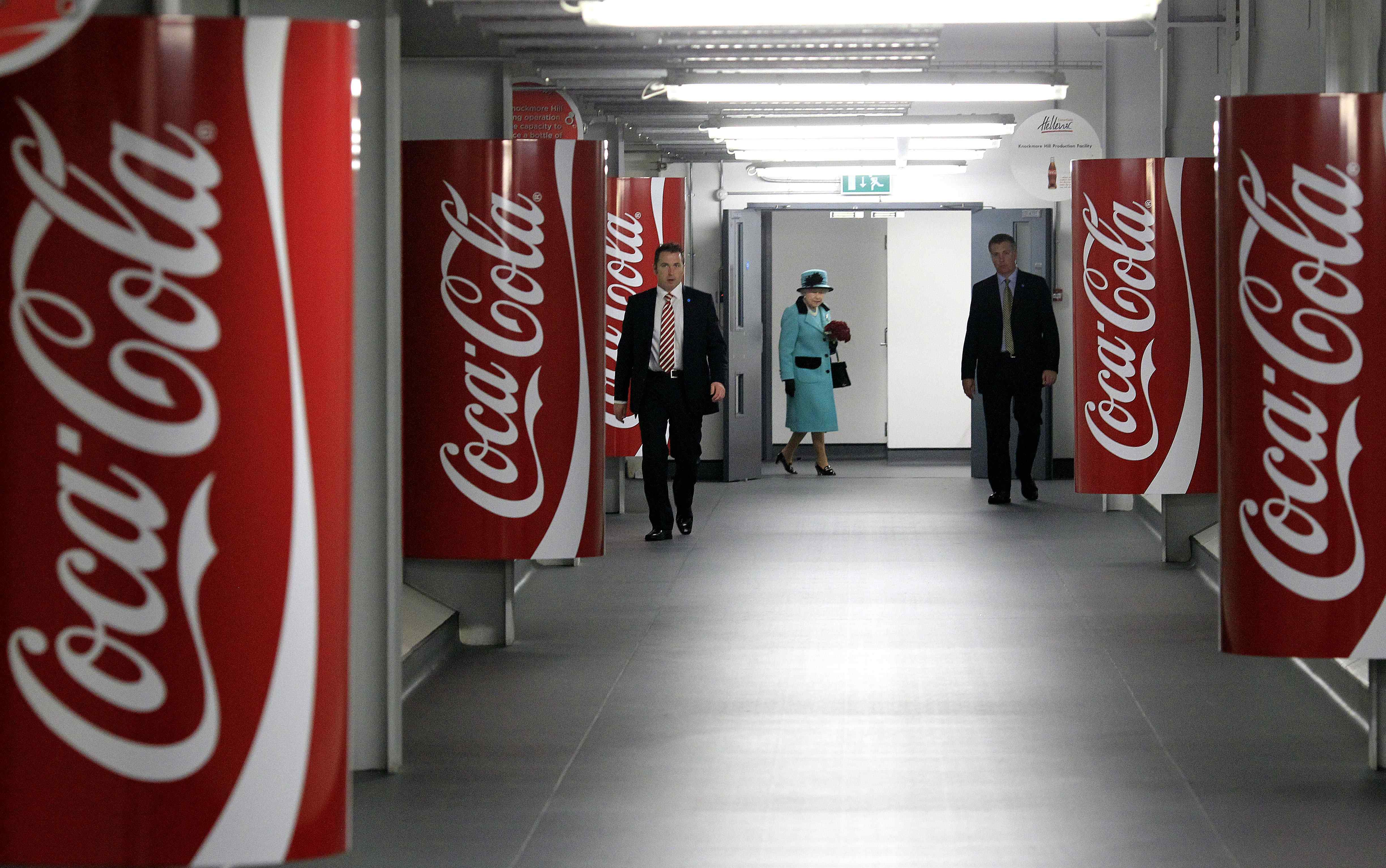 Varumärket är ett av världens starkaste. Här går självaste drottning Elisabeth i en Coca-Cola-fabrik.