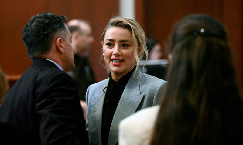 Skådespelaren Amber Heard på plats i domstolen i Fairfax i Virginia. En jury bestående av sju personer ska under de kommande veckorna avgöra skuldfrågan i förtalsmålet.