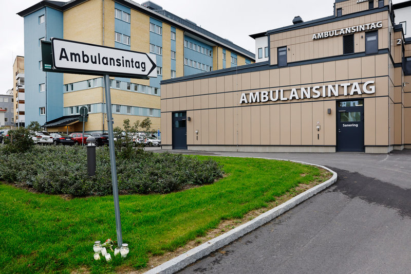 Blommor och ljus utanför ambulansstationen i Hudiksvall. Bild tagen dagen efter mordet i Harmånger den 20 september i år.
