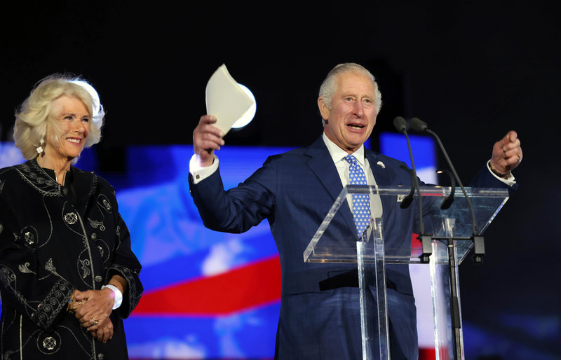 Storbritanniens prins Charles tillsammans med sin hustru Camilla, under lördagskvällens jubileumskonsert för drottningen.