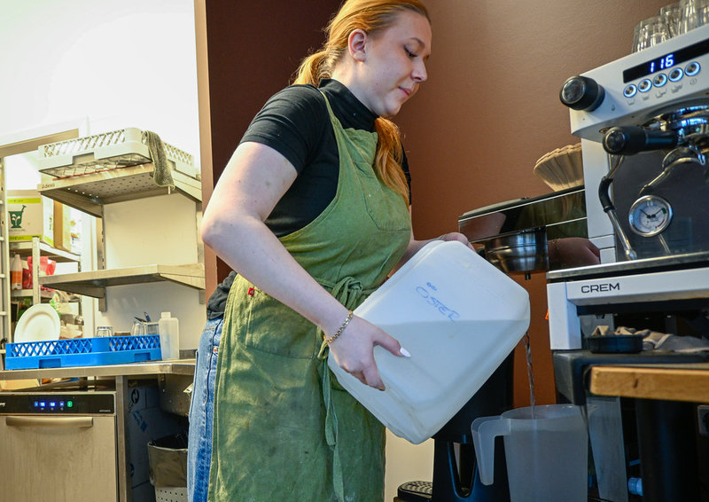 Isabelle Szilasi jobbar på ett kafé i Visby. "Det blir ett extra moment som man gärna undviker", säger hon om kraven på att koka dricksvatten. 