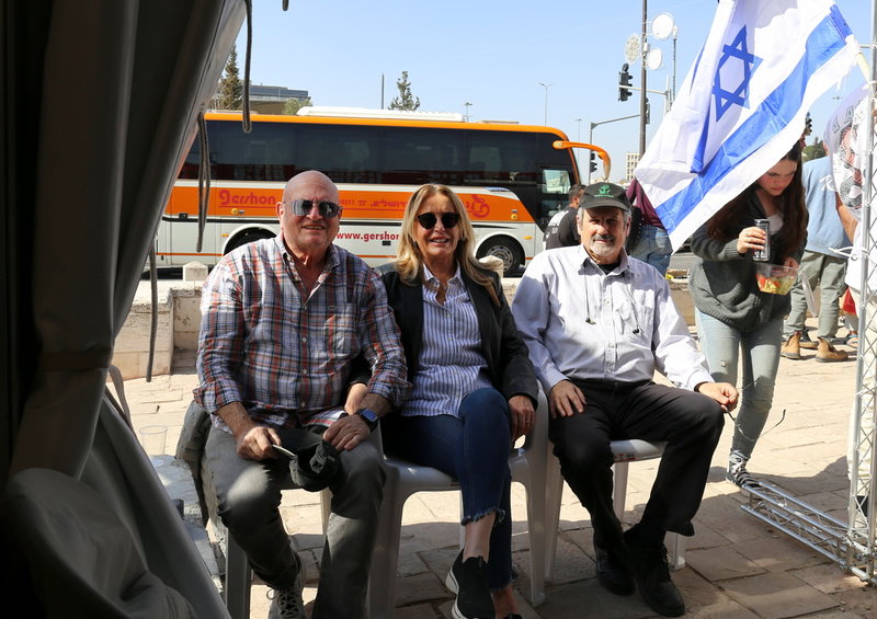 Efraim Linal, Dorit Shiffman och Michael Partem håller informationsträffar om demonstrationerna i närheten av knesset, Israels parlament.