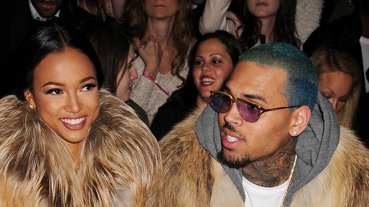Chris Brown och Karreuche Tran i matchande pälsar under New Yorks modevecka. 