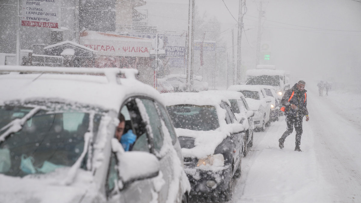Grekland har drabbats av ett snöoväder som väntas fortsätta under tisdagen. Bilden är tagen i Agios Steganos utanför Aten på måndagen.