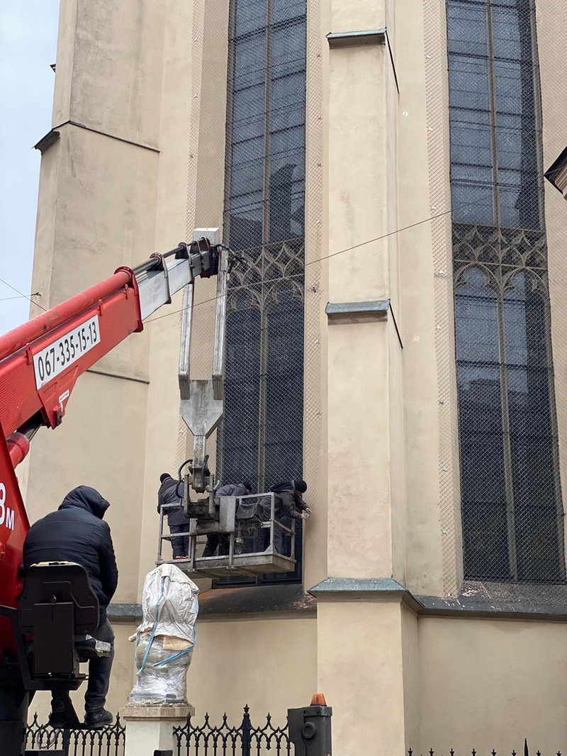 Galler sätts upp för att skydda fönster vid en av byggnaderna i Lviv.