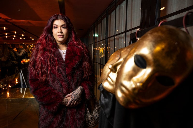 Rebecca "Pumahjärta" Jansson är ett medium, vilket var till viss hjälp i spelet ”Förrädarna”.