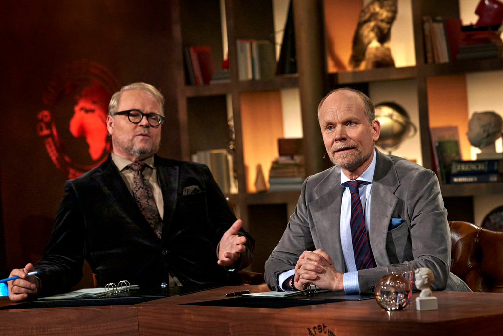 Domare Fredrik Lindström och programledare Kristian Luuk i 'På spåret' som lockade flest tv-tittare även förra veckan. Pressbild.