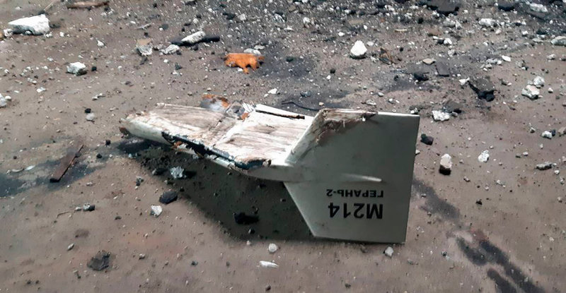 Resterna av vad Ukraina beskriver som en iransk drönare, använd av Ryssland och nedskjuten utanför Kupjansk den 13 september. Arkivbild.