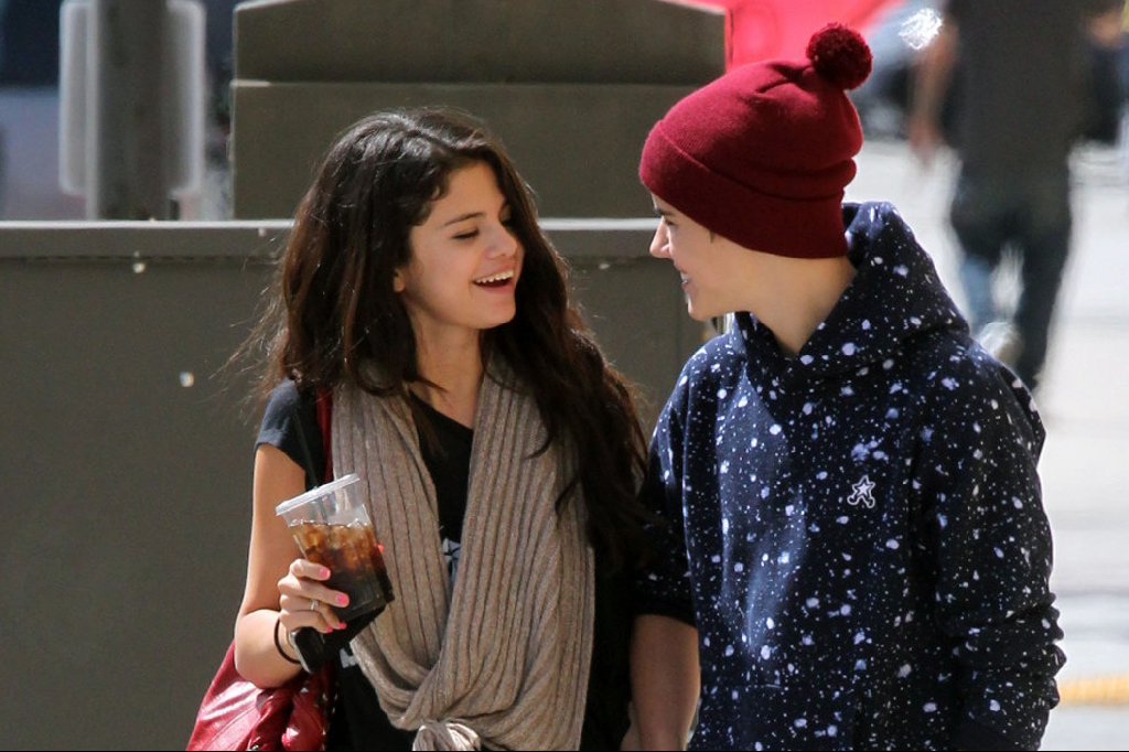 Bieber och Gomez på mysig promenad - utan galna fans som hävdar att stjärnan legat hit och dit. 