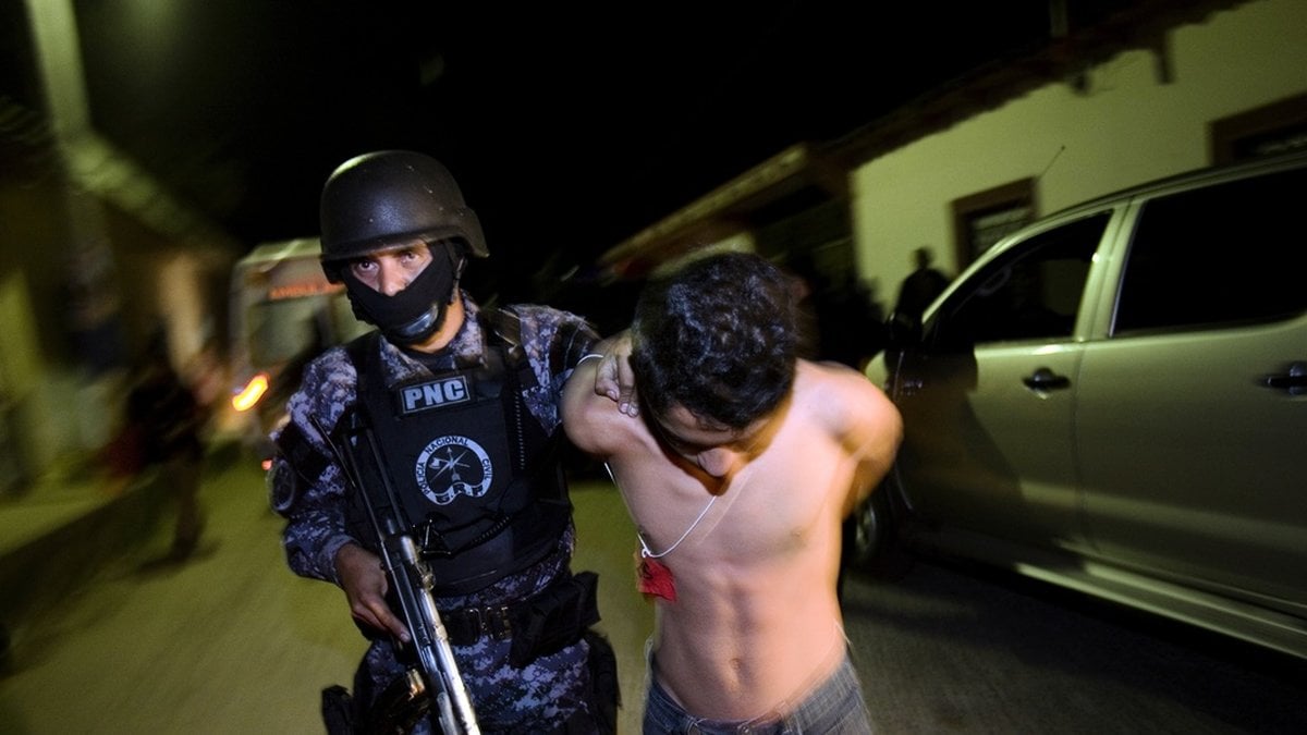 Polis griper en misstänk gängmedlem i Nueva Concepcion, El Salvador. Arkivbild.