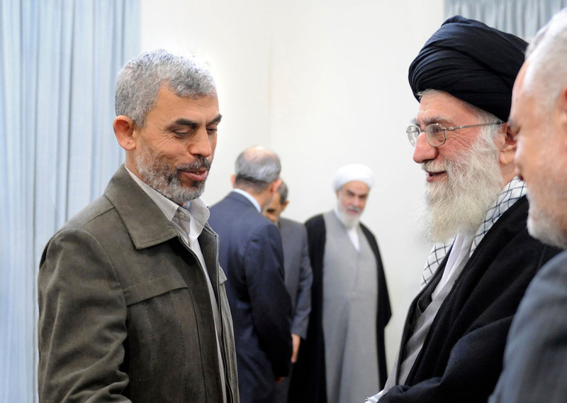 Hamasledaren Yahya Sinwar på besök hos Ali Khamenei 2012. Båda har sedan dödats, i anfall utförda av Israel 2024 respektive USA 2026.