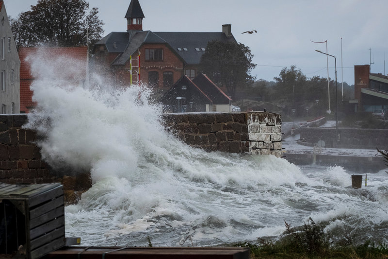 Kraftiga vågor slår in på Bornholm