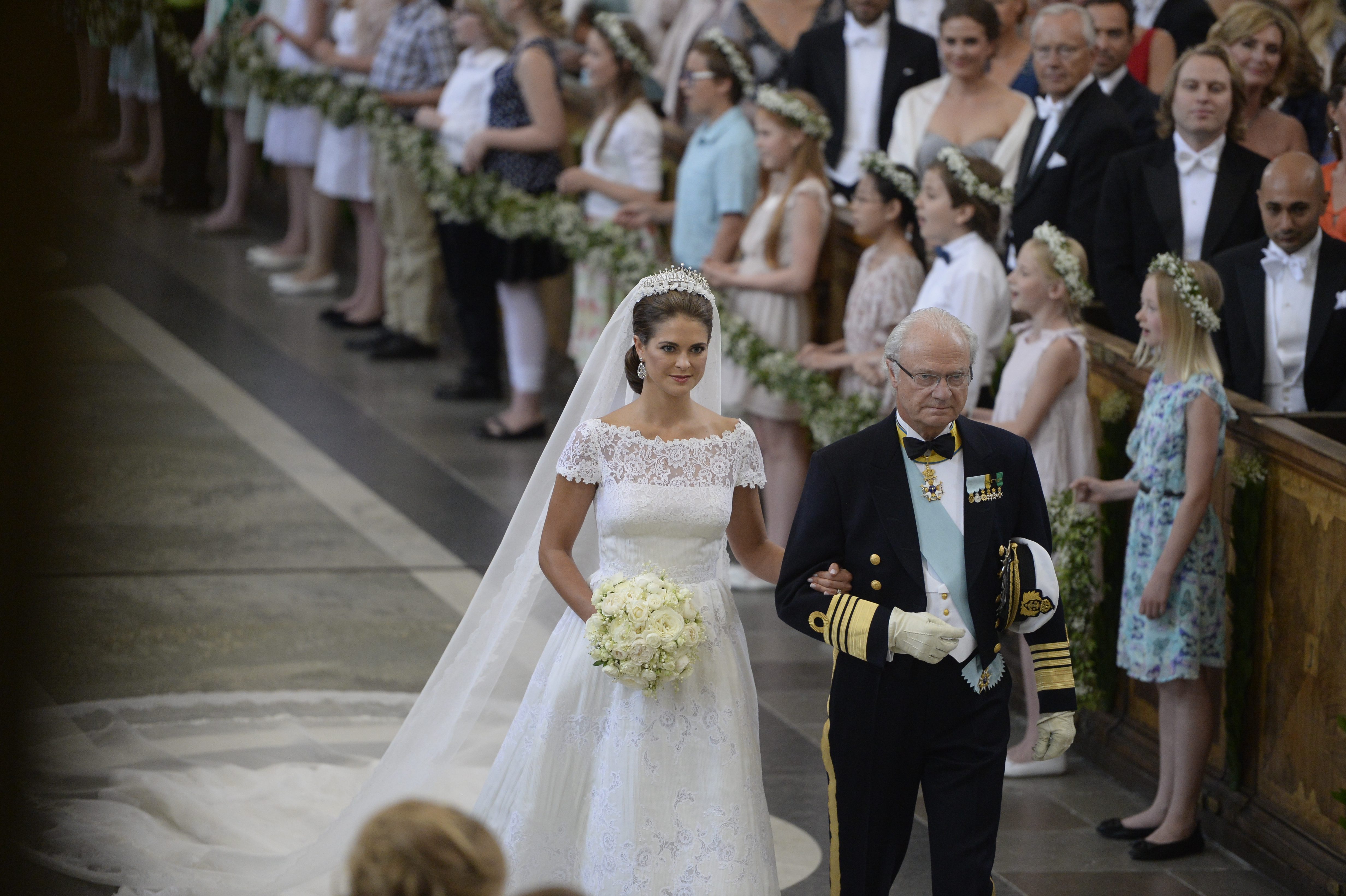 Kungen överlämnar sin dotter enligt tradition. Kungen överlämnar sin dotter enligt tradition.