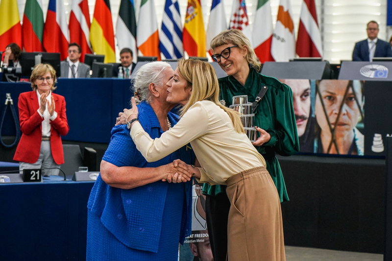 Europaparlamentets talman Roberta Metsola delar ut LUX-publikpriset 2022 till regissören av Jasmila Žbanić. Pressbild.