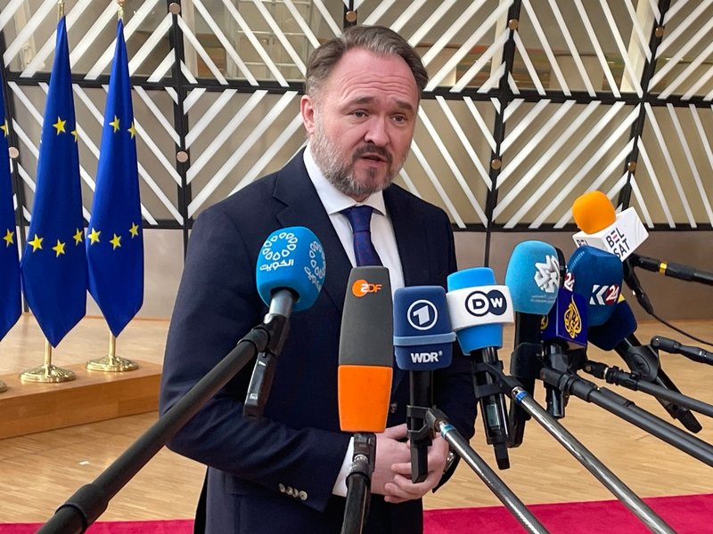 EU:s energikommissionär Dan Jørgensen på väg in till måndagens energiministermöte i Bryssel.