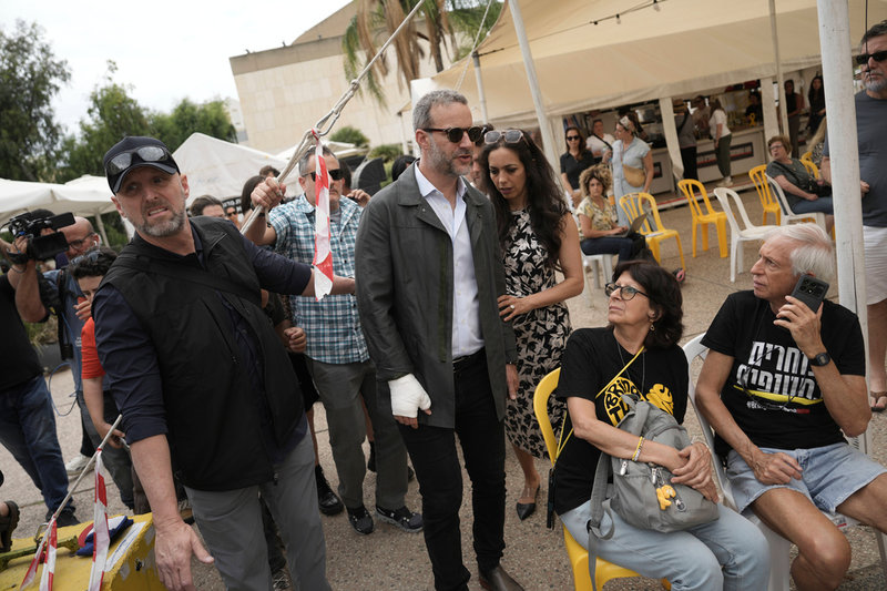 USA:s gisslansändebud Adam Boehler besöker ett torg i Tel Aviv i Israel där anhöriga till de som hålls gisslan av terrorstämplade Hamas i Gaza brukar samlas. Bilden togs i förra veckan.