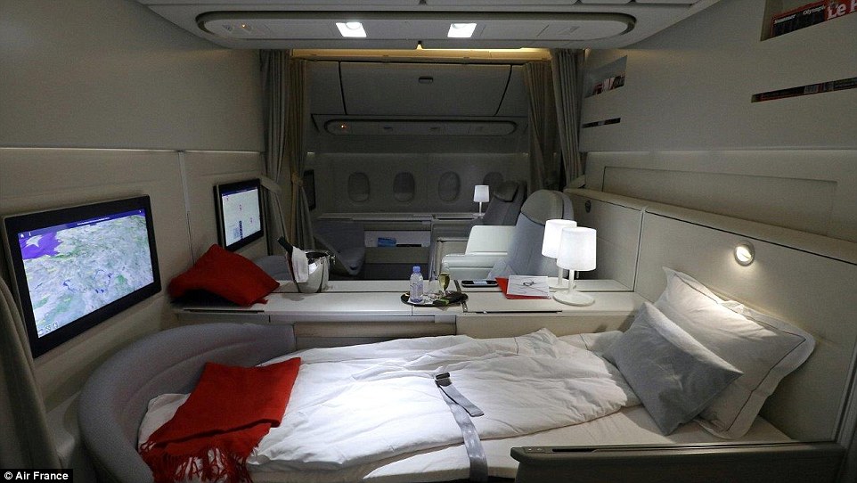 6. Air France. Passagerare kan verkligen vila ut i sängen som har en tempurmadrass. Det finns också ett bord att äta sin middag på för den som vill dela upplevelsen med någon annan. 6. Air France. Passagerare kan verkligen vila ut i sängen som har en tempurmadrass. Det finns också ett bord att äta sin middag på för den som vill dela upplevelsen med någon annan.