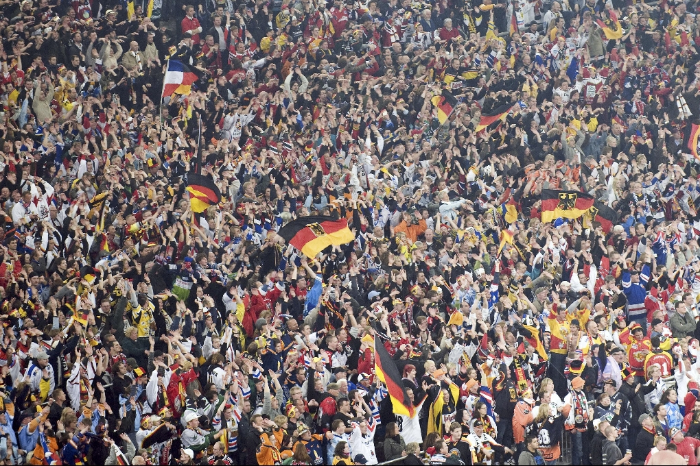 Flera tusentals sjöng den tyska nationalsången efter den makalösa segern mot USA.