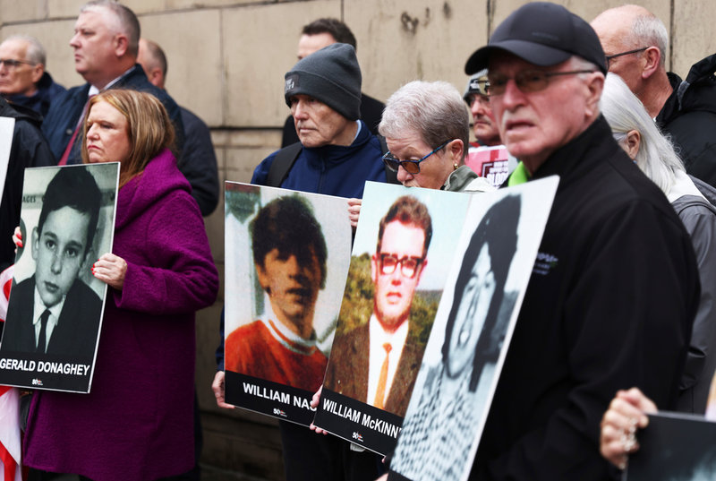 Familjer till offren av "blodiga söndagen" utanför rättssalen Belfast Crown Court i Nordirland, måndagen 15 september 2025.