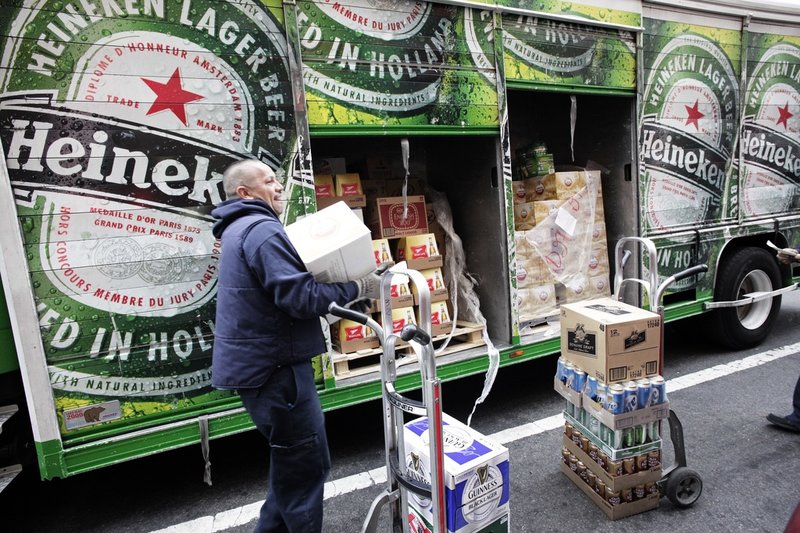 Minskat sug på öl globalt leder till stora nedskärningar på ölbjässen Heineken. Arkivbild. Foto: Mark Lennihan AP/TT