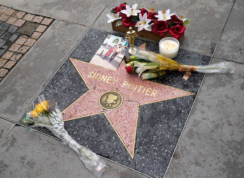 Blommor har placerats på Sidney Poitiers stjärna på Hollywood Boulevard i Los Angeles.