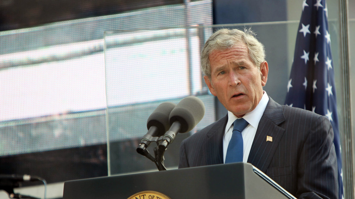 George W Bush stödjer givetvis den republikanske kandidaten.