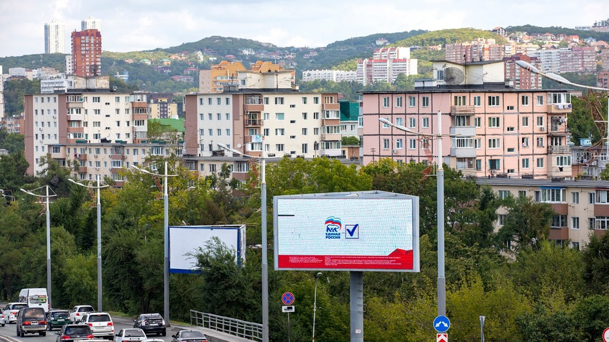 Två kommunister uttryckte krigsmotstånd, om än utan att använda ordet krig, när ett regionparlament samlades i Vladivostok. Här gör maktpartiet Enade Ryssland reklam vid en av stadens vägar. Arkivbild.