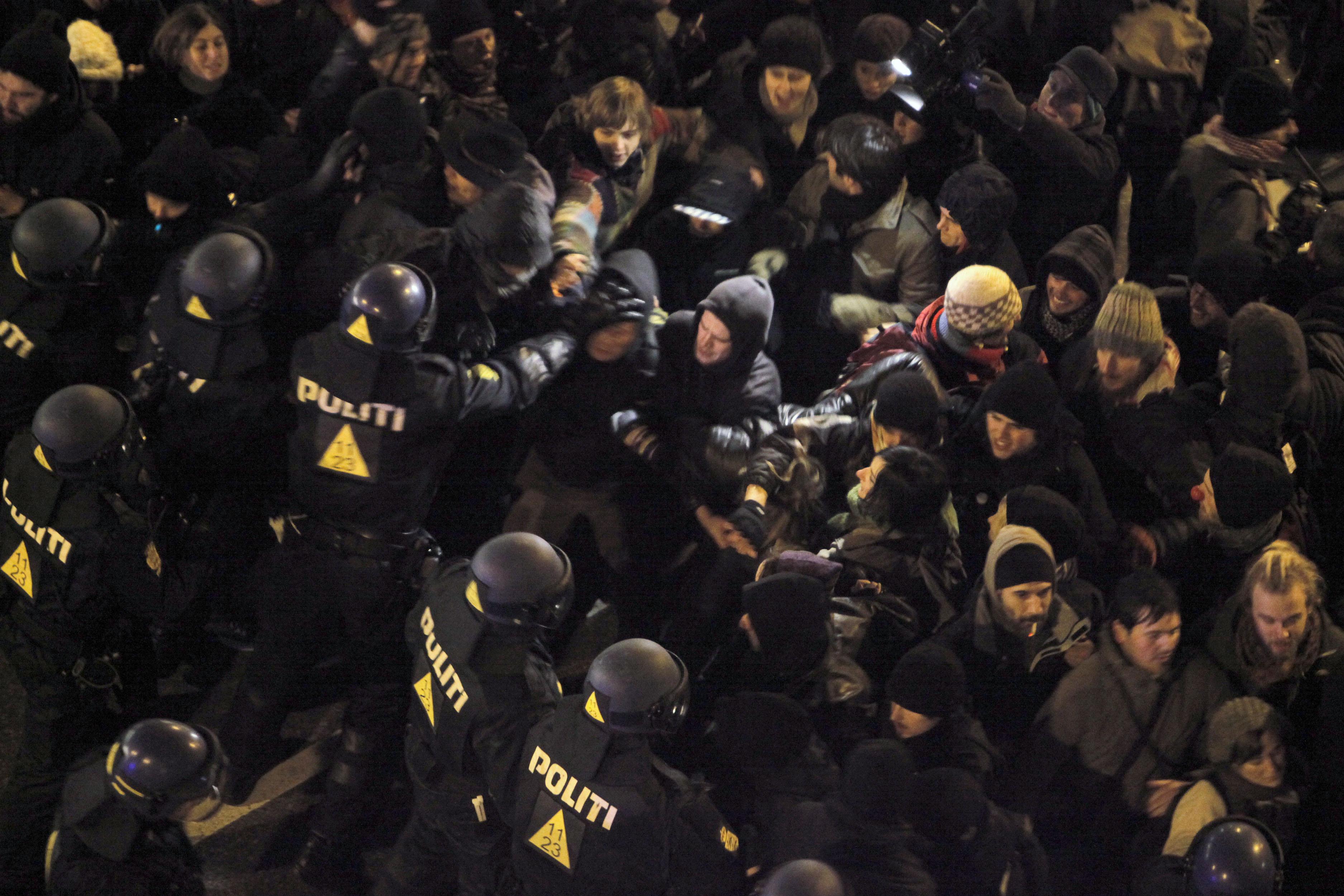 Polisen slog en järnring runt demonstranterna och trängde in dem med en kniptångsmanöver.