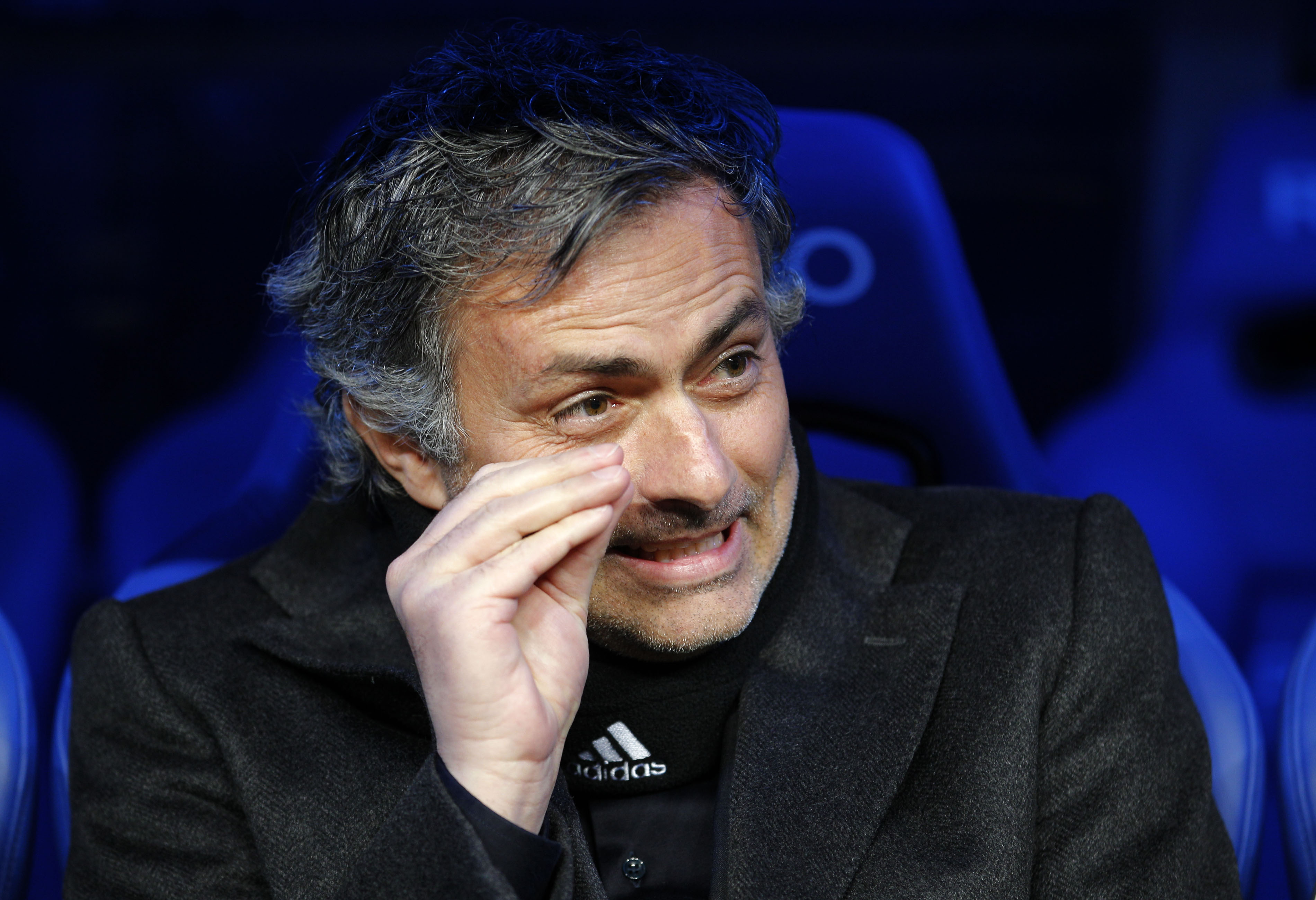José Mourinho ska enligt Sandro Rosell tjäna avsevärt mycket mer pengar än sin motpart i Barcelona.