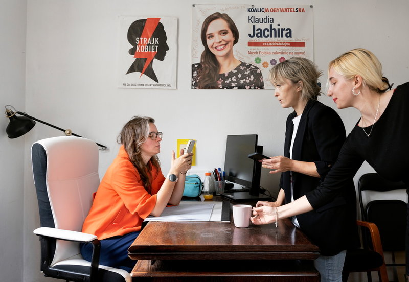 De Grönas kandidat Klaudia Jachira (till vänster), som kandiderar för oppositionen i det polska valet den 15 oktober, arbetar på kontoret med sina medarbetare.