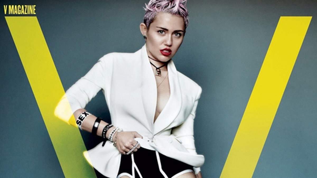 Och på tidningen V körde Miley ett par grabbiga underkläder. 