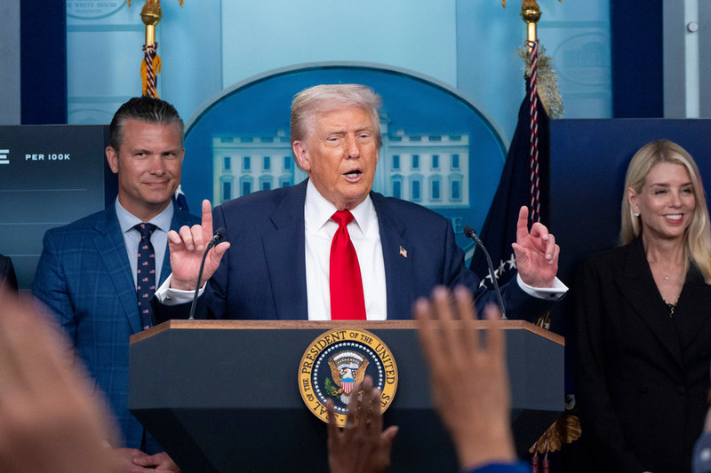 USA:s president Donald Trump fotograferad i Vita huset när han meddelade att han sätter Washington DC:s polis under federal kontroll. I bakgrunden syns försvarsminister Pete Hegseth och justitieminister Pam Bondi.