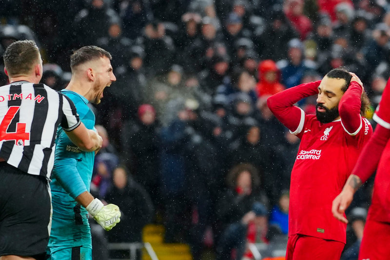 Liverpools Mohamed Salah, höger, reagerar besviket efter att Newcastles målvakt Martin Dubravka, i blått, räddat egyptierns första straff i hemmamatchen mot Newcastle.